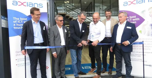 photo  yvan goulette, maire de saint-saturnin, coupe le ruban avec bruno doré, chef d’entreprise axians saint-saturnin, guillaume garric, directeur général axians france et serge perier, directeur axians zone centre france, et l’adjoint au maire du mans serge cigana.  &copy;  le maine libre 