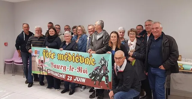 photo  gérard lafosse, 1er à gauche, accompagné des membres bénévoles de l’association  &copy;  le maine libre 