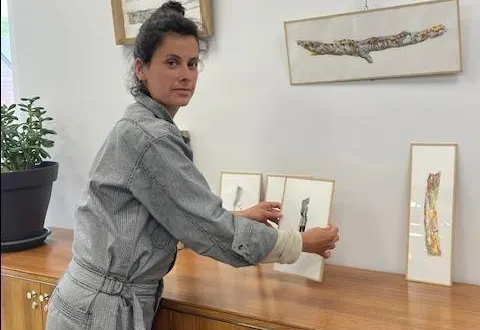 photo  mathilde le gagneur, en train d’installer son exposition.  &copy;  médiathèque d’athis-de-l’orne 