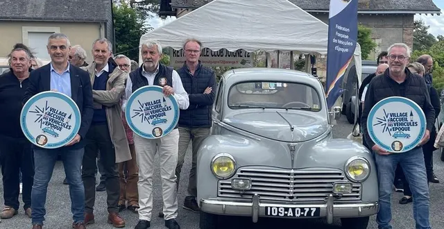 photo  le maire daniel chevalier, francis piquera, de la fédération des véhicules d’époque, et pascal boucontet, vice-président du rétromobile club de juigné.  &copy;  le maine libre 
