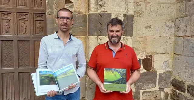 photo  cyrille guéranger et pascal mariette, coauteurs du livre « voyage au-dessus des alpes mancelles ».  &copy;  claude citharel 