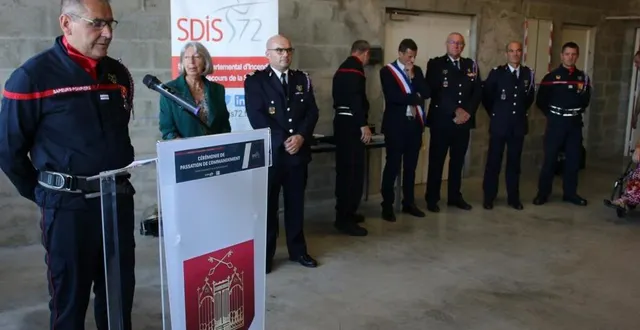 photo  ému, le lieutenant jean-luc leroux, a pris la parole pour remercier les effectifs du centre d’incendie et secours et les personnes présentes.  &copy;  ouest-france 