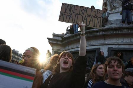 photo Des jeunes sur la place de la République à Paris, le 10 juin 2024. Stephanie Lecocq / REUTERS 