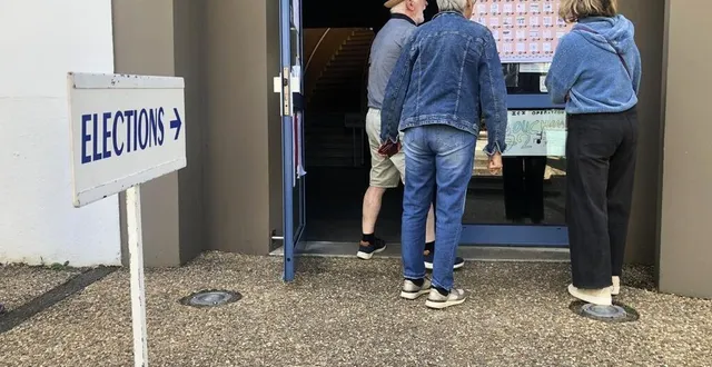 photo  à l’entrée d’un bureau de vote au mans  &copy;  le maine libre 
