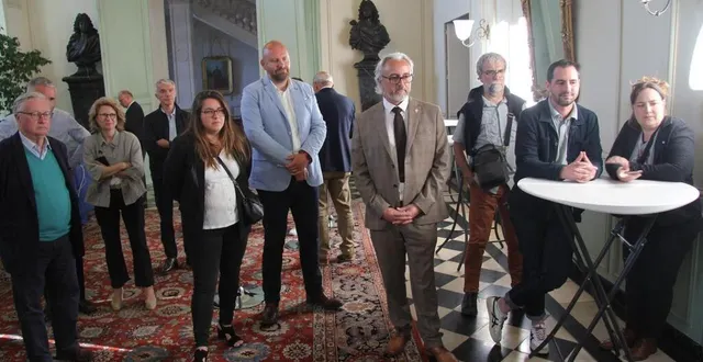 photo  quelques élus sarthois ont assisté à la publication des résultats dimanche soir en préfecture et ont tous été surpris de voir le rn virer en tête au mans.  &copy;  ouest-france 