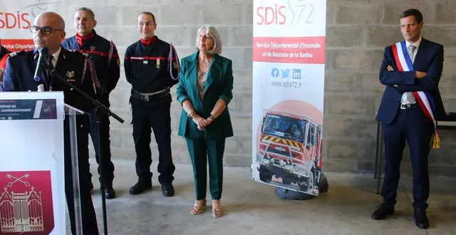 photo  le lieutenant-colonel arnaud gras, en présence de jean-luc leroux, benoît dezalay, martine crnkovic et denis assier.  &copy;  le maine libre 