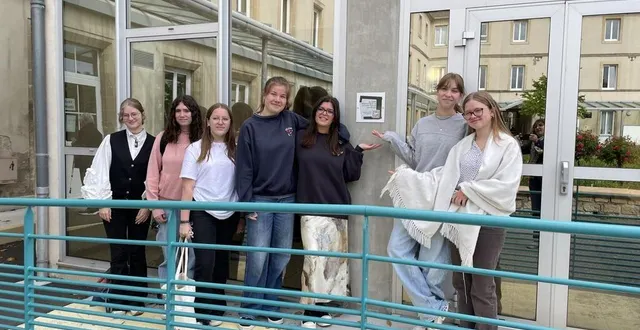 photo  des élèves de la filière design (photo) présentent une des 19 étapes à flasher avec un smartphone, mais au total ce sont 90 élèves du lycée mézeray qui ont participé à ce projet mené pendant deux ans.  &copy;  ouest-france 