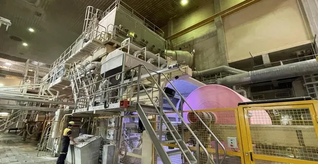 photo  le poumon de l’usine d’essity à val-au-perche : une machine à papier géante qui peut produire 65 000 tonnes de papier par an.  &copy;  ouest-france 