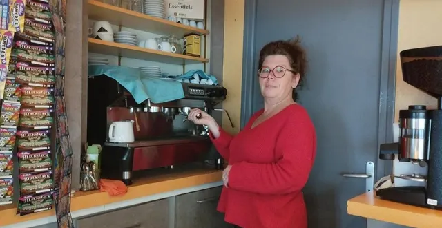 photo  vanessa madoui au comptoir de son bar chez vanes’.  &copy;  ouest-france 