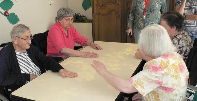 photo  olive, 96 ans ; gilberte, 91 ans ; yvonne, 78 ans, et marie-thérèse, 74 ans, sont unanimes : « c’est très bien. ça fait travailler la tête et les bras. il faut se concentrer et faire vite ! »  &copy;  ouest-france 