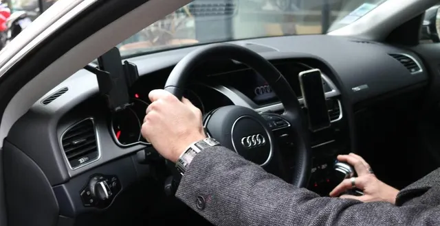 photo  les passagers d’un taxi uber paient en ligne.  &copy;  archives 