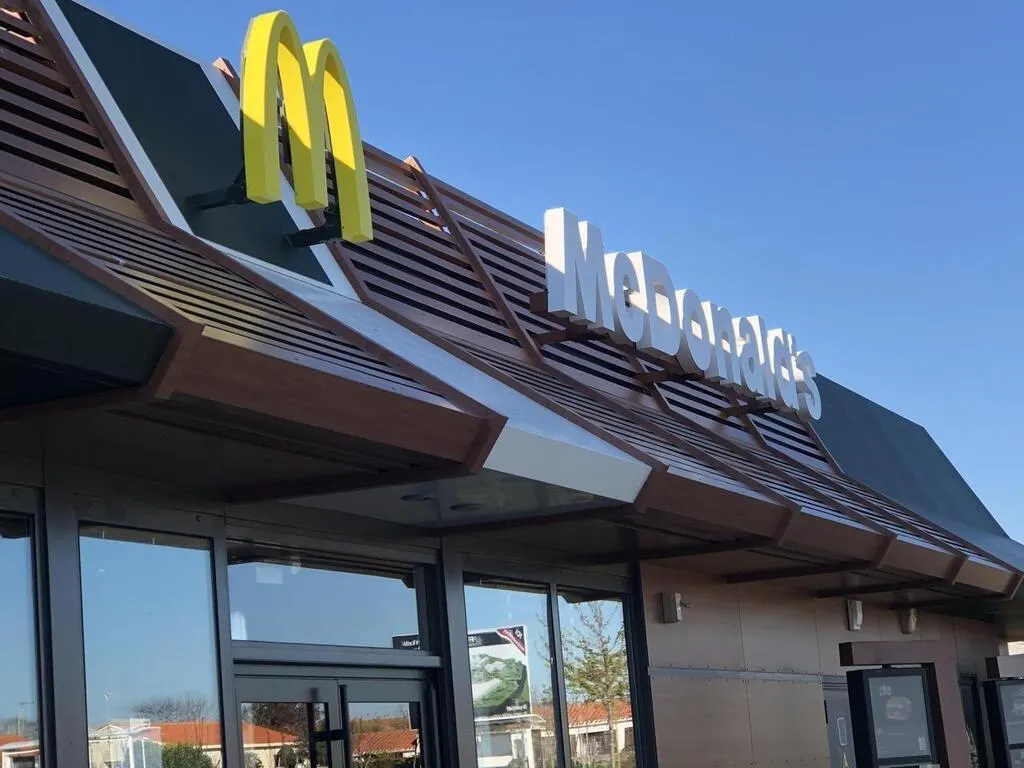 Il ne supporte pas l’attente au McDo et poignarde un client, le différend termine en Guingamp