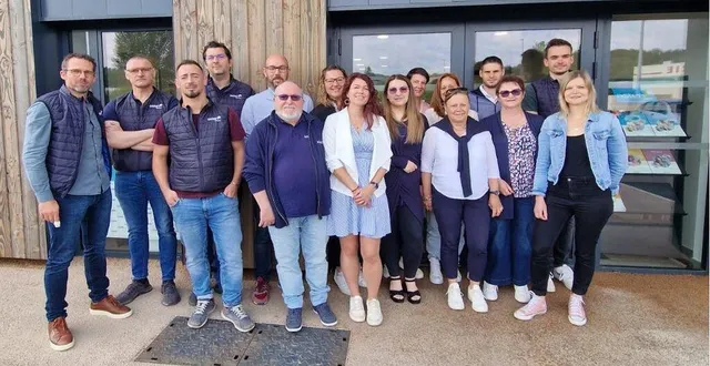 photo  coraline guillemot (au centre, 1er rang), responsable de l’agence sarthe-mayenne avec une grande parie de l’équipe médicale, technique et administrative.  &copy;  ouest-france 