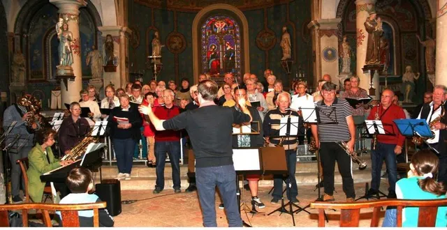 photo  valentin brossier synchronise ses musiciens sous l’oreille affûtée de claude jullemier.  &copy;  le maine libre 