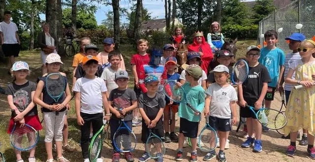 photo  une arrivée majestueuse, à dos de poneys.  &copy;  le maine libre 