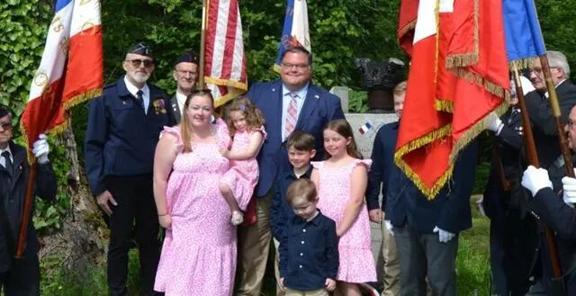 photo  la famille kelley a découvert le monument dédié à leur grand-oncle et à son copilote.  &copy;  le maine libre 