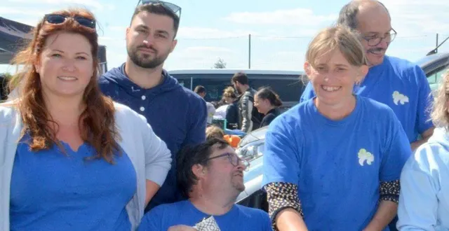 photo  présidente du comité des fêtes, mireille lacourbe (au centre) s’est réjouie de l’affluence des exposants.  &copy;  le maine libre 