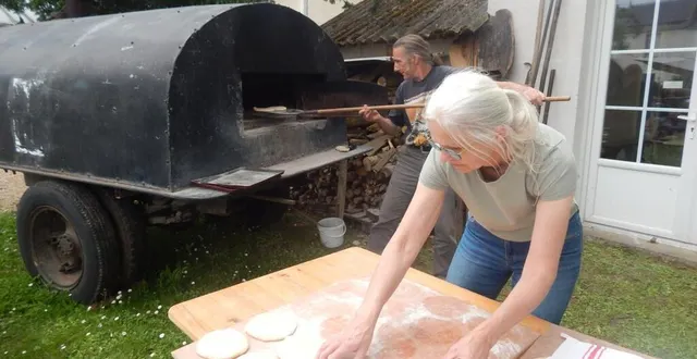 photo  des centaines de fouées ont été cuites dans le four à bois.  &copy;  le maine libre 