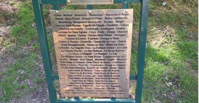 photo  la stèle des communes libérées par l’armée canadienne, au mémorial de caen.   &copy;  ouest-france 