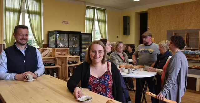 photo  le maire, tony foulon, la gérante, chloé, et des clients qui ont déjà pris leurs habitudes.   &copy;  le maine libre 