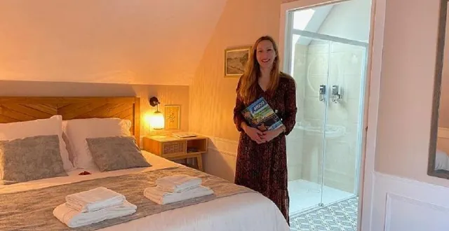 photo  chaque chambre est équipée d’une salle de bains privative avec douche, wc, sèche-cheveux, serviettes et produits d’hygiène.  &copy;  co 