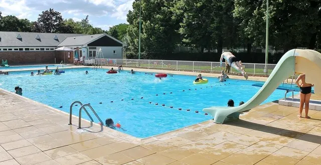 photo  la piscine municipale des lices a connu son premier week-end d’ouverture de la saison sous le soleil, samedi 8 juin 2024, à précigné (sarthe).  &copy;  ouest-france 