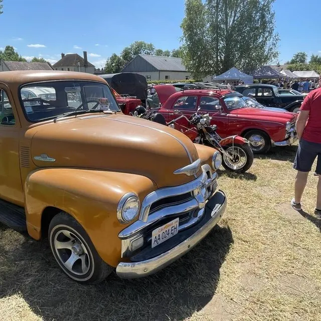 photo une belle exposition de voitures anciennes au 17e vide-greniers de moulins-sur-orne.  ©  ouest-france