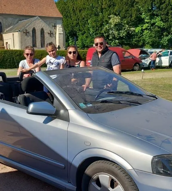 photo le gagnant du cabriolet du vide-greniers de moulins-sur-orne.  ©  dr