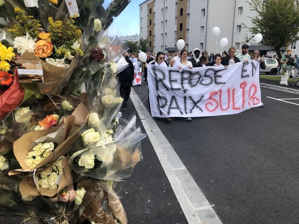 Un millier de personnes marchent en hommage à Sulivan ce mercredi à ...
