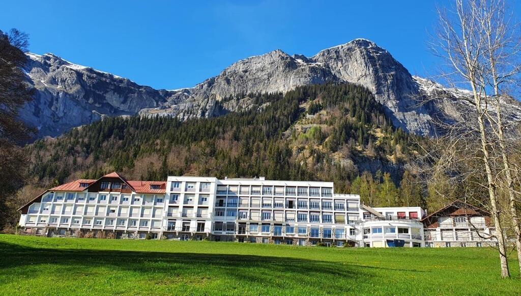 Face au Mont-Blanc, cet ancien sanatorium de 9 000 m2 est en vente pour ...