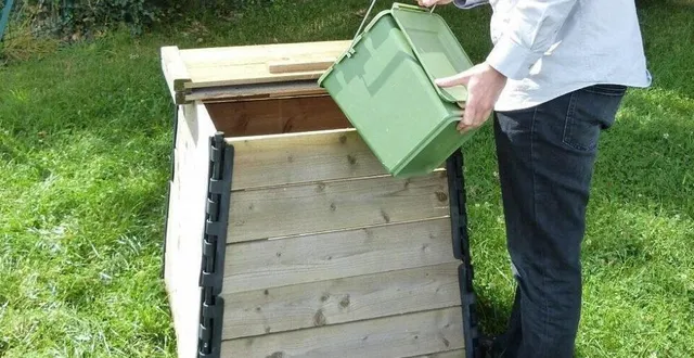 photo  en cas de moucherons, il faut d’abord ouvrir le couvercle de son composteur, puis veiller à le laisser bien refermé.  &copy;  ouest-france 