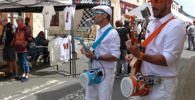 photo  les mobil’hommes, duo joyeux et coloré, ont animé la journée avec ses chansons en déambulation.  &copy;  ouest-france 