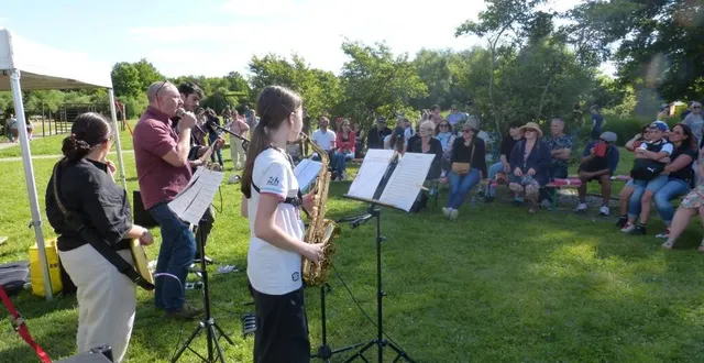 photo  olivier grousseau et l’école de musique de l’unisson lors de leur prestation, dimanche à fillé.  &copy;  le maine libre 