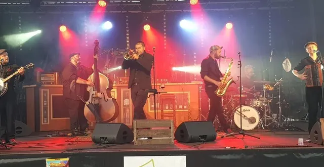 photo  sur la scène, la gapette en pleine performance.  &copy;  le maine libre 