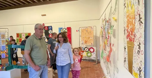 photo  parents et élèves étaient conviés au vernissage de l’exposition.  &copy;  le maine libre 