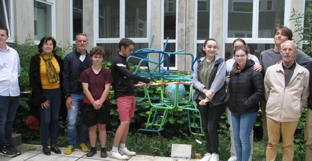 photo  les élèves réunis pour une inauguration officielle en coupant le ruban en présence de sylvie hervé et frédéric calbo, leurs professeurs.  &copy;  le maine libre 