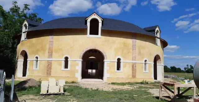 photo  les travaux de la jumenterie vont s’achever pour devenir un lieud’hébergement insolite qui ouvrira en 2025.  &copy;  le maine libre 