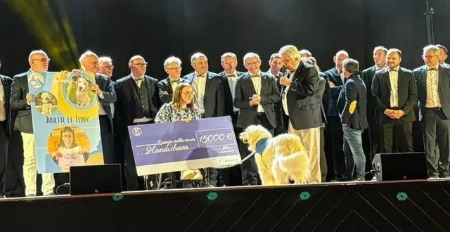 photo  pour les 40 ans du club, le kiwanis a remis un chèque de 15 000 € à l’association handi’chiens.  &copy;  dr 