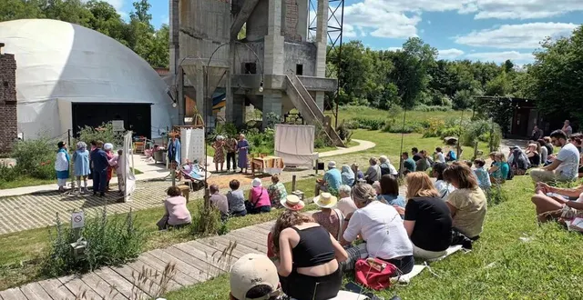 photo  une soixantaine de spectateurs sont venus applaudir le groupe de théâtre adulte à la citadelle des anges.  &copy;  ouest-france 