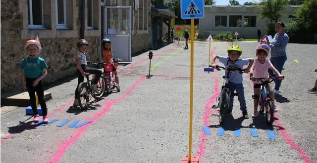 photo  dans la cour de l’école, les élèves se sont initiés à l’usage du vélo dans l’espace public.  &copy;  ouest-france 