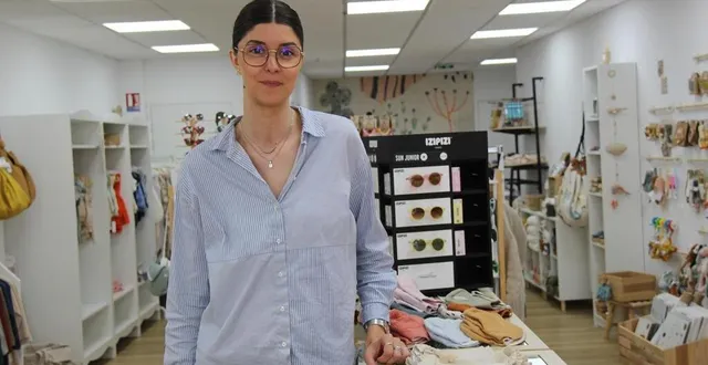 photo  coralie chaloigne, de la boutique les p’tits bambins, 37, grande-rue à la flèche (sarthe) est contrainte de cesser son activité. jusqu’au 13 juillet 2024, elle organise un déstockage à – 50 % sur l’ensemble de son magasin.  &copy;  ouest-france 