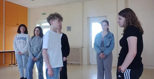 photo  le groupe des ados en filage pour leur représentation du « jour du meurtre dans la vie de thomas sawyer et huckleberry finn », de thomas depryck.   &copy;  ouest-france 