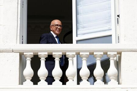 photo Président déchu de LR, Éric Ciotti est apparu à la fenêtre de son bureau, jeudi matin, au siège du parti. REUTERS 