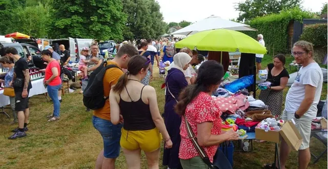 photo  le bric-à-brac du comité des fêtes aura lieu dimanche, au bord de la sarthe, comme ici l’an dernier.  &copy;  archives ouest-france 