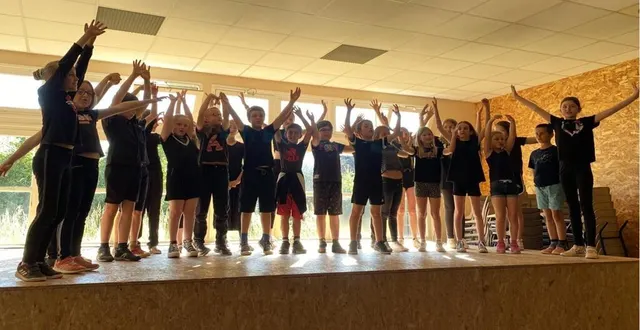 photo  sur la scène de la salle polyvalente, les élèves ont restitué leur travail culturel de l’année scolaire qui s’achève.  &copy;  sarah prunier 