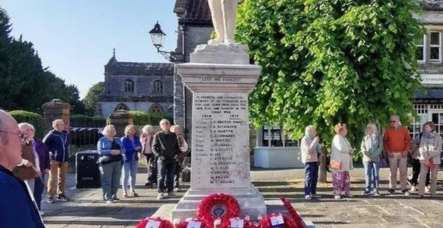 photo  moment d’émotion pour les membres du comité de jumelage.  &copy;  . jumelage sillé-somerton 