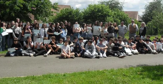 photo  la centaine d’élèves de 4e à l’issue de la remise de diplôme  &copy;  le maine libre 