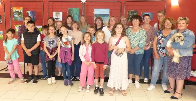 photo  les membres de l’association baz’arts oizéen après la proclamation des résultats.  &copy;  le maine libre 