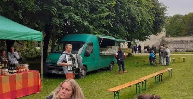 photo  julien gourdin avec son piano à bretelles a ambiancé la marche des producteurs.  &copy;  le maine libre 