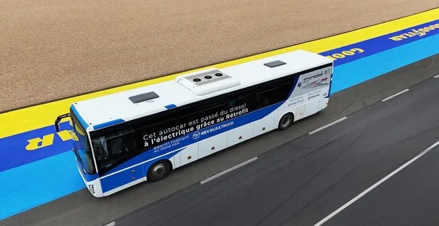 photo  un prototype de car converti à l’électrique par rev truck & bus circule dans l’enceinte du circuit pendant les 24 heures du mans.  &copy;  groupe rev 